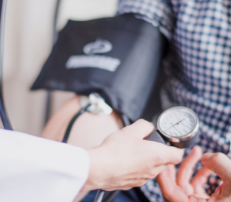 home-care-23 une main avec une perfusion à la suite d'une hospitalisation
