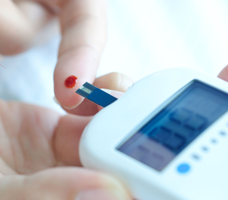 Test d'insuline sur un doigt pour faire le diagnostic de diabete
