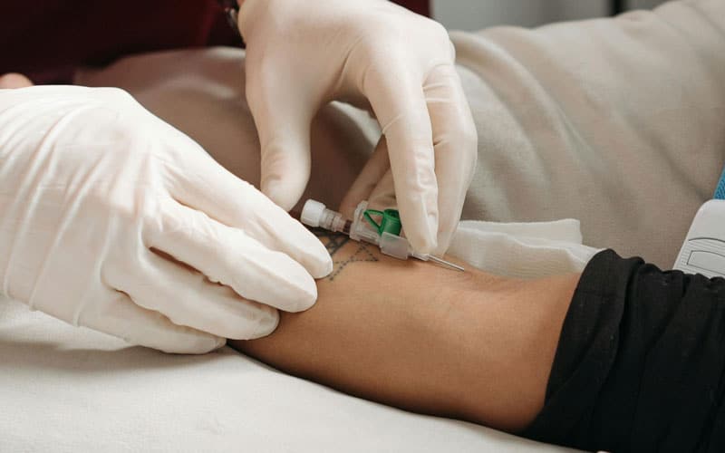 infirmière posant une perfusion à domicile
